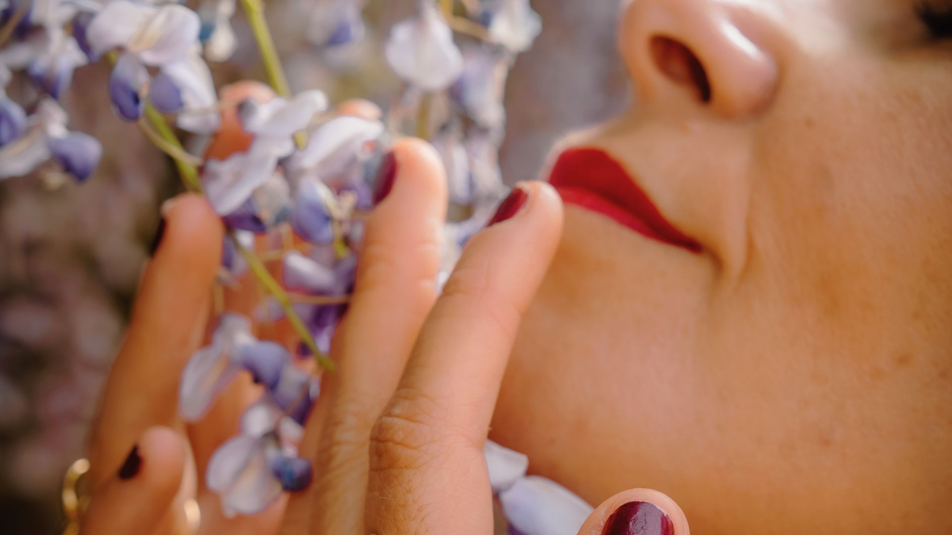 Sílvia Araújo com flores